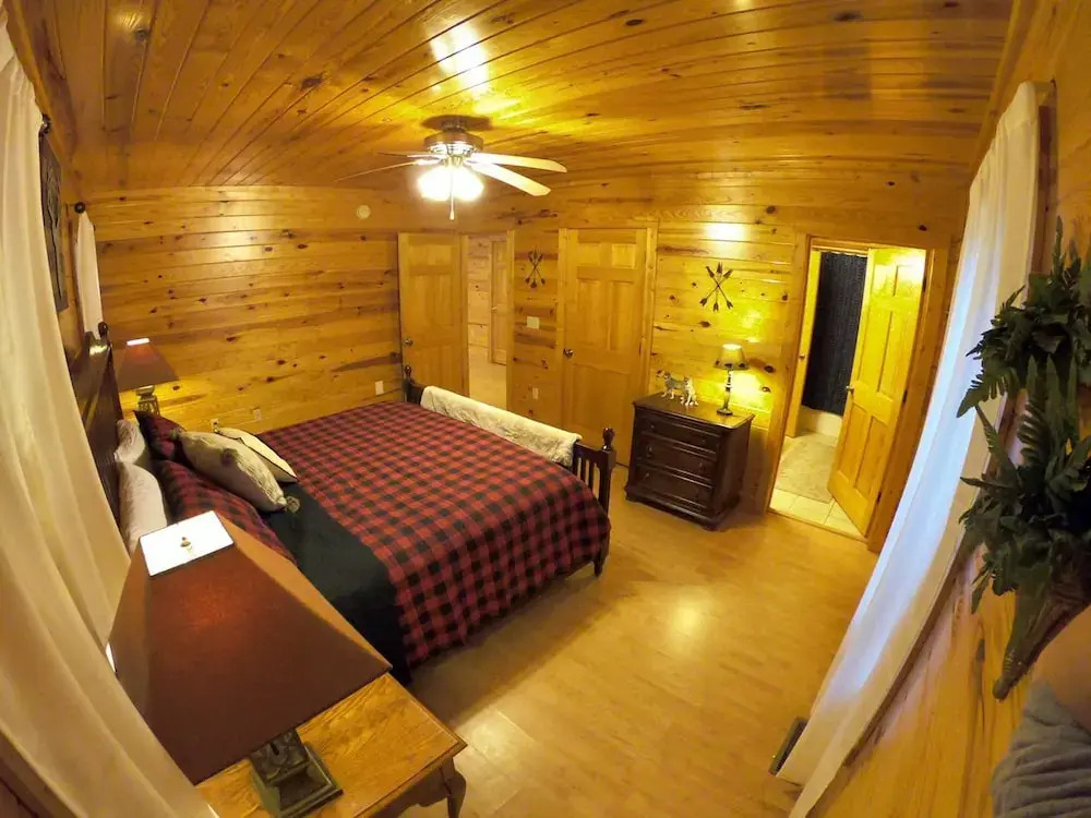 Beautiful Cabin w hot tub Sauna Pool Table