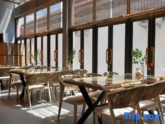 Dacheng enjoys building a courtyard by the river