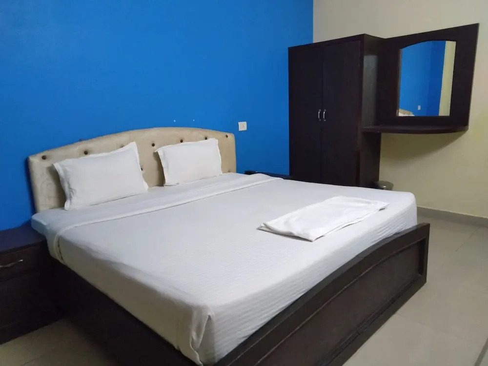 Hotel Paras Plaza