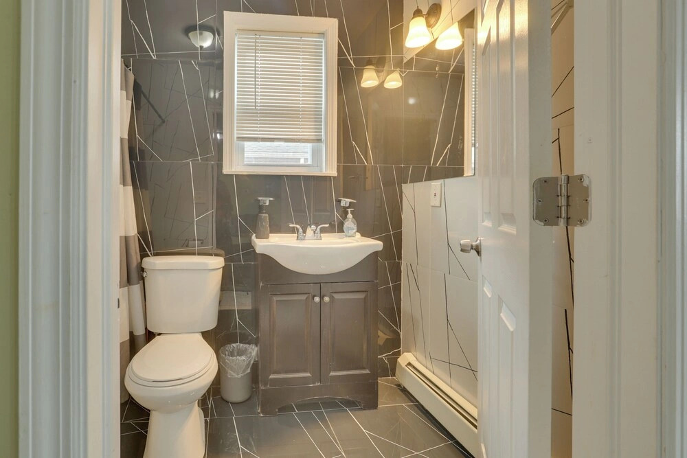Explore Nyc, Parks & Beaches! Top-floor Apt