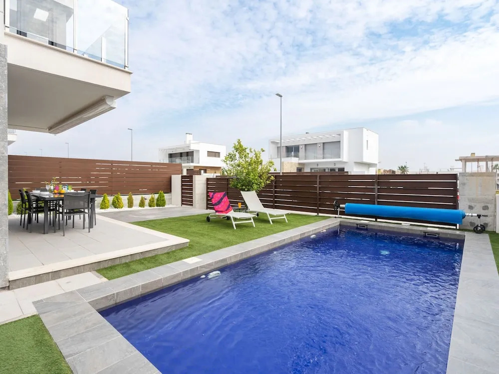 Airy Villa near Golf & Dining