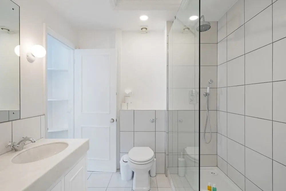 Sophisticated 2-bed, 2-bath apt in Chelsea