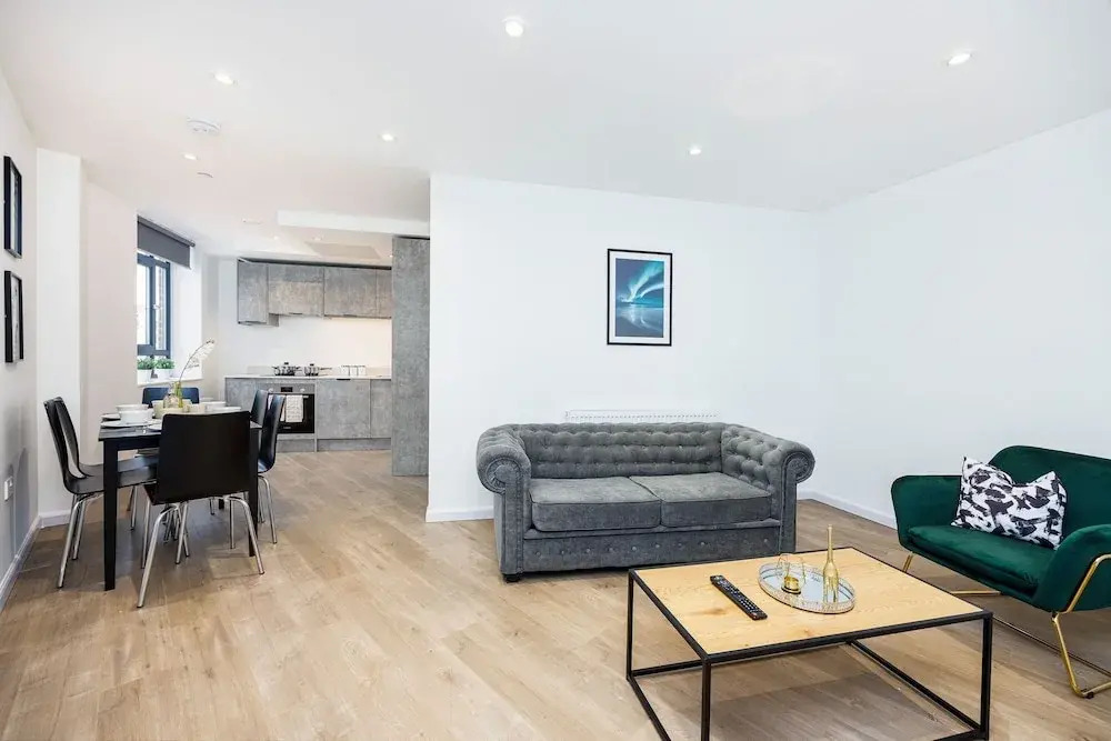 Modern 2 bed Flat in Town Centre - Free Wifi