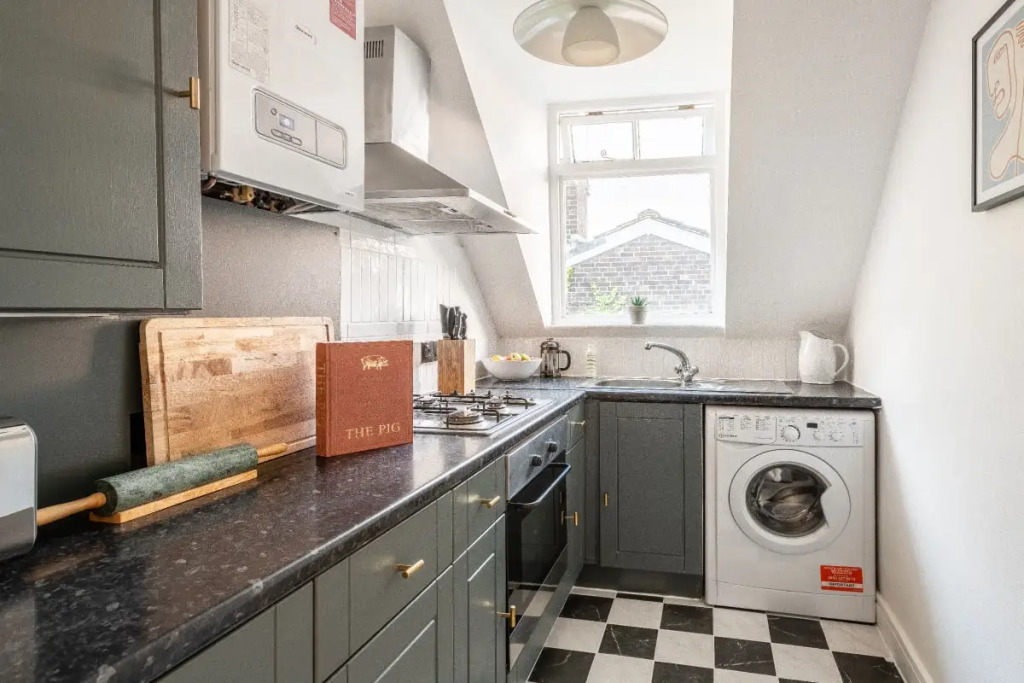 The Streatham Common - Modern & Bright 2BDR Apartment