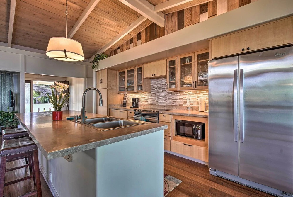 Oceanfront Kona Home w/ Beach Access & Views