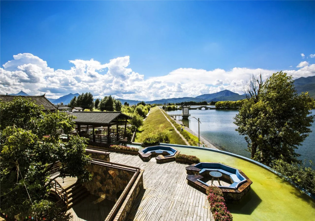 House & White Lakeside Lodge