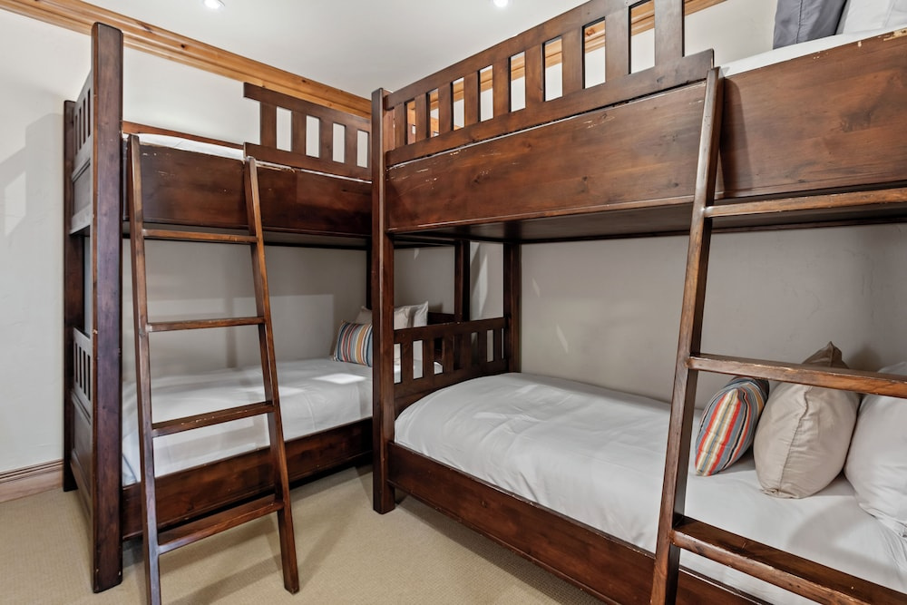 Ski-in/ski-out Retreat Hot Tub + Bunk Room 2 Bedroom Condo