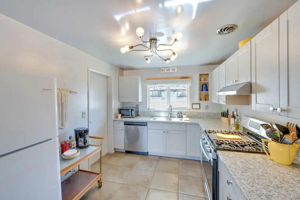 Joshua Tree Vacation Home with Private Hot Tub!