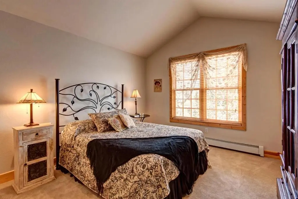 White Wolf Mountain Air Townhome: Elegant Retreat