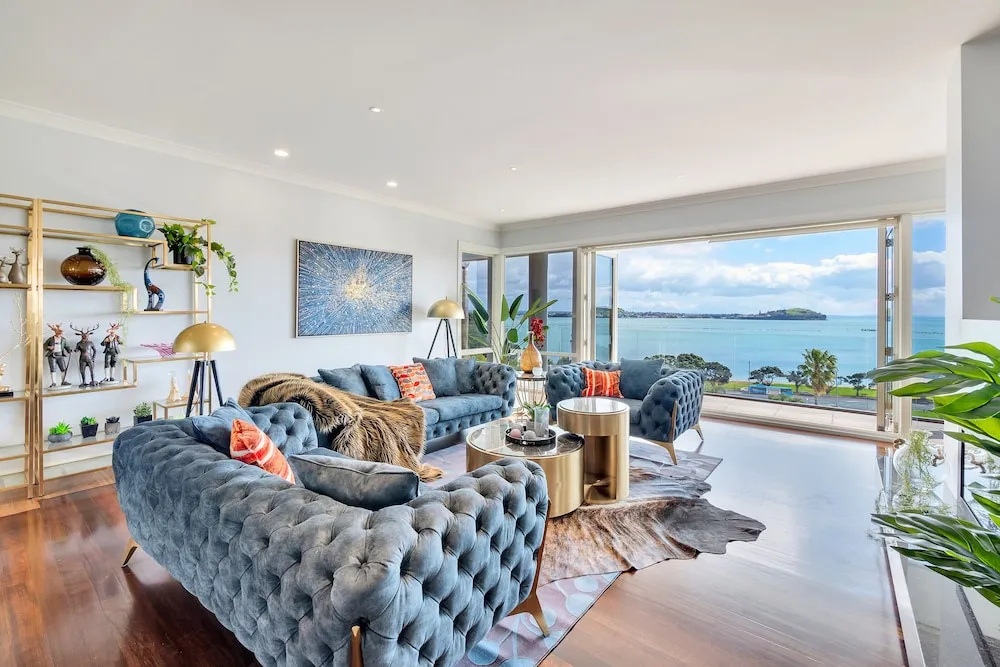 Orakei Grandeur Mansion with Sea Views & Pool