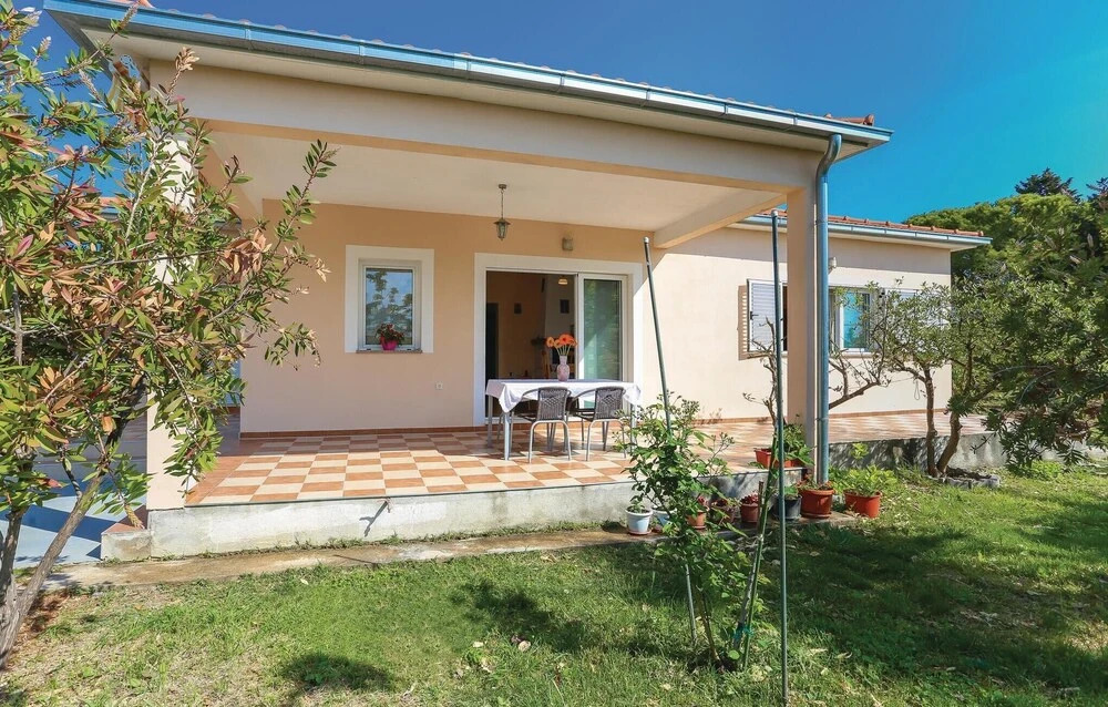 Three-Bedroom Holiday Home In Kastel Stafilic