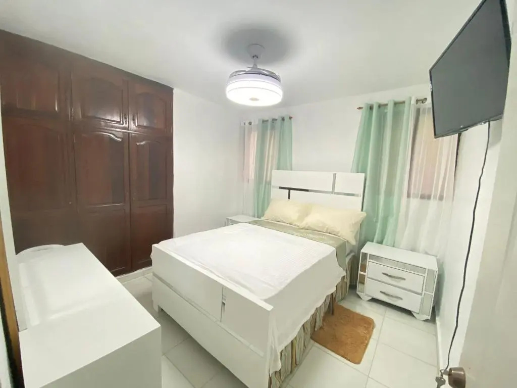 9 Santiago Monumental Area Cozy 3 bedrooms - WIFI- Air Conditioner- Apartment for 7 peoples - close to all kind the business around and transportation 24 hours to visit the city