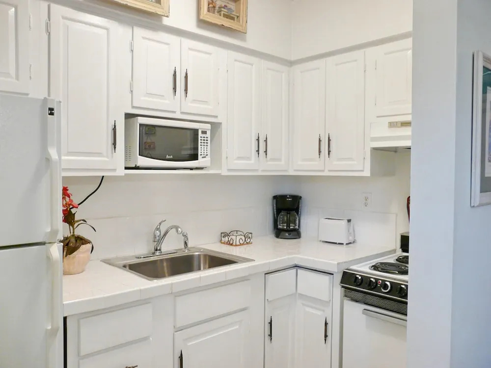Idyllic Condo With Brief Walk to Beach and Restaurants