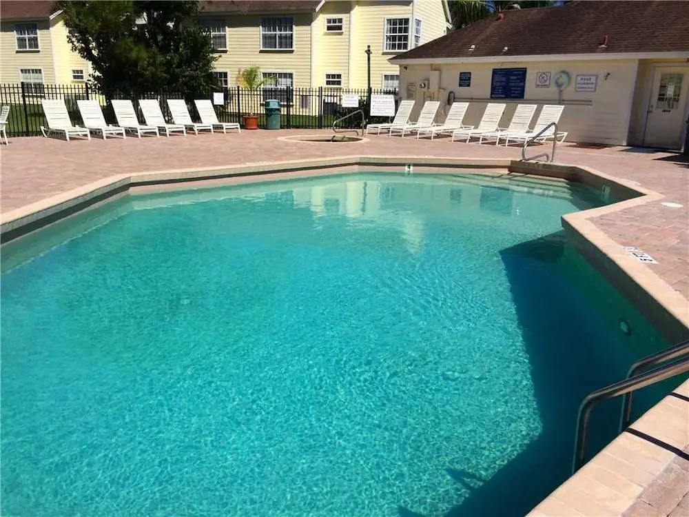 ​Near Theme Parks! Potter's Castle! Gorgeous, 3 BR's, Sleeps 8, Pool!