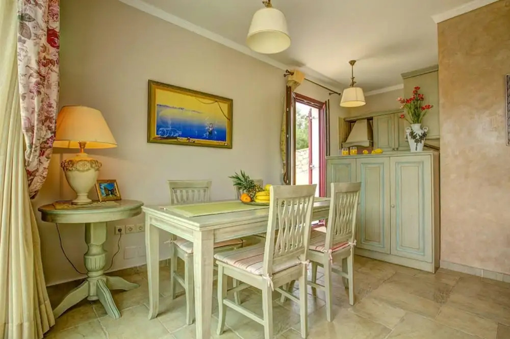 Kalliope Villa - Classic Modern With a Splash of Glam