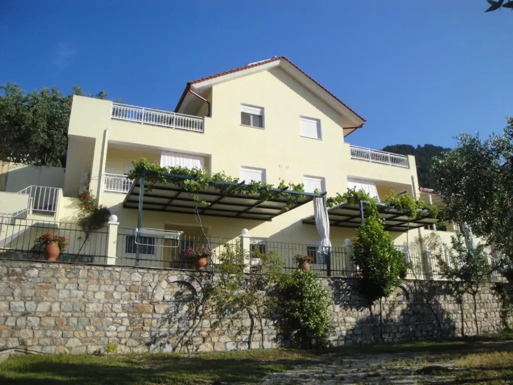 Nestor Apartments