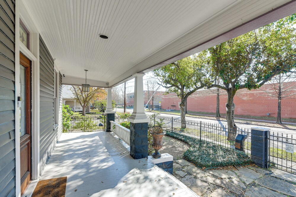 Walkable & Historic Houston Heights Bungalow!