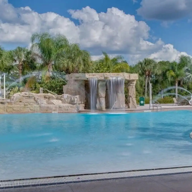 9004 Amazing 5BD With Pool