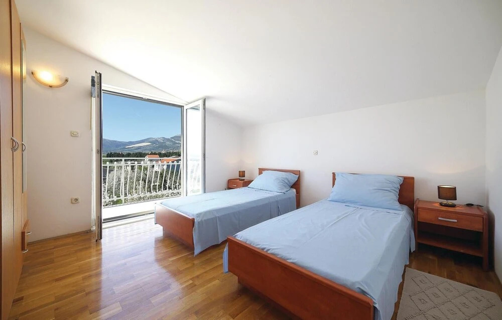Nice Home in Kastel Luksic With Wifi and 3 Bedrooms