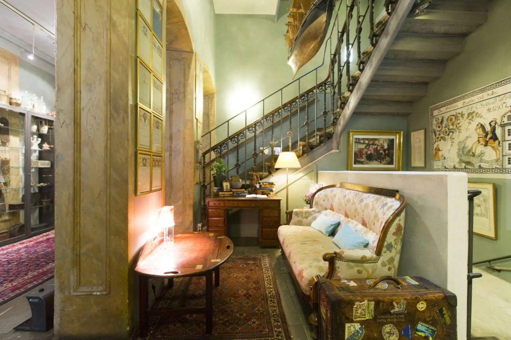 Lady Hamilton Hotel