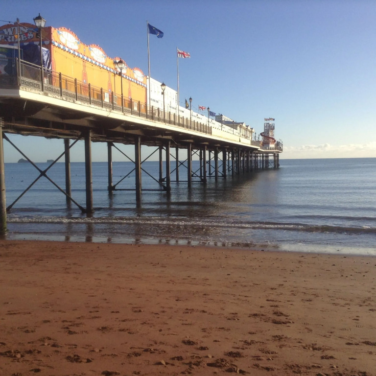 PAIGNTON S ONLY Ground floor Garden 2 Bedroom Apartment in front of the Pier & your Very own Private FREE Car space ,2 Double beds , 2 Single Beds , Kitchen , Air Fryer , 50 Blue ray Films ,Hotel Reception to Greet & Happily Help you