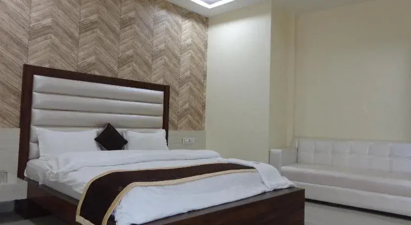Hotel Prakshi Palace