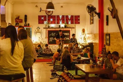 Pomme Hostel Restaurant & Bar - Private Sleeping Cabins
