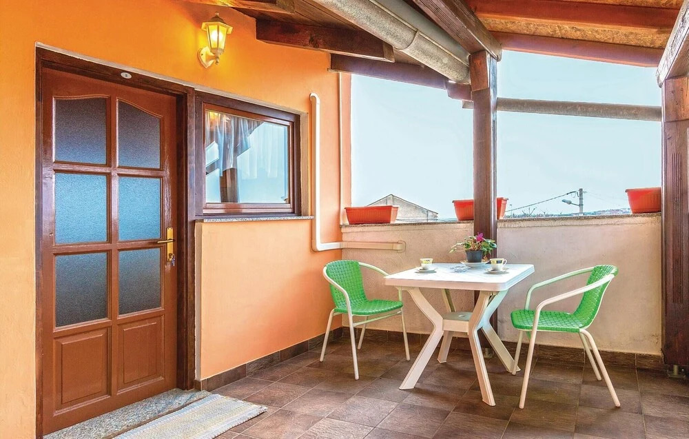 Nice Apartment in Liznjan With 1 Bedrooms