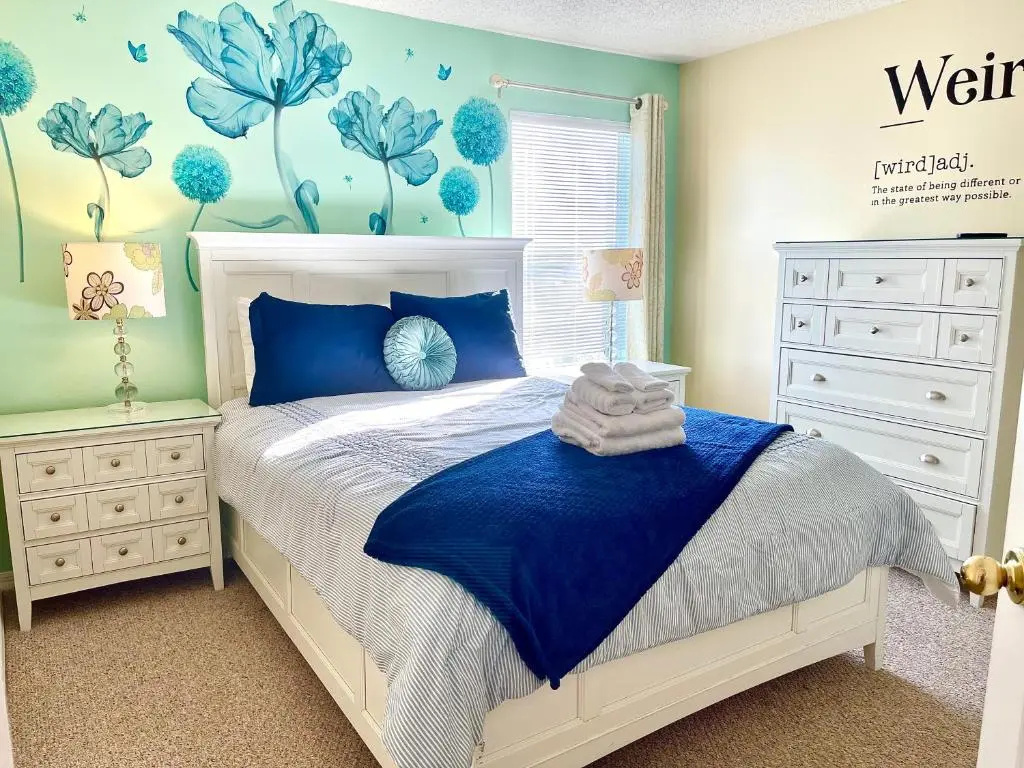 Disney Dream with Hot Tub, Pool, Xbox, Games Room, Lakeview, 10 min to Disney, Clubhouse