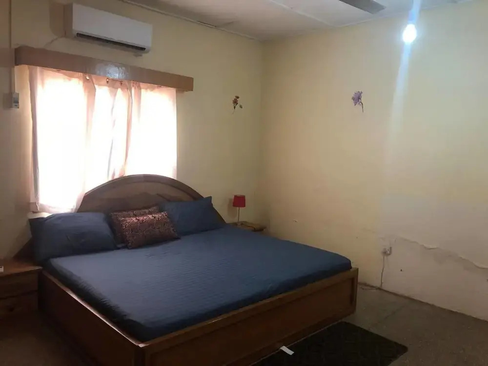 3 Bed House Sleeps 6 - Parking, Wifi, Generator