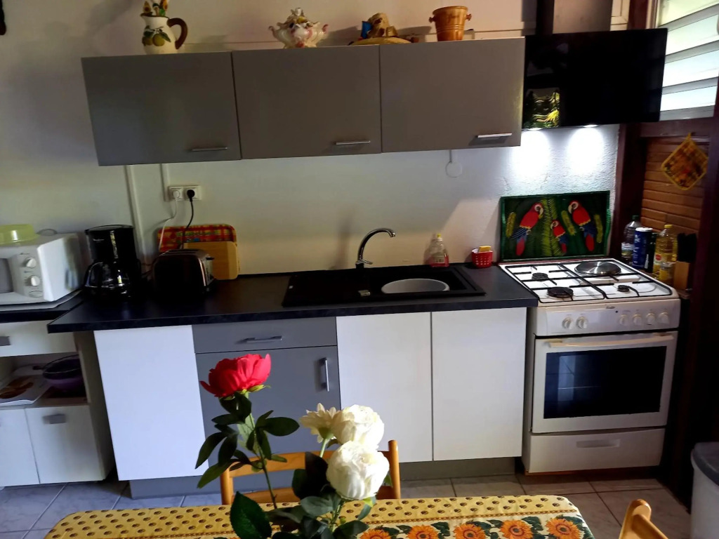 Bungalow de 2 chambres avec vue sur la mer jardin clos et wifi a Deshaies a 2 km de la plage