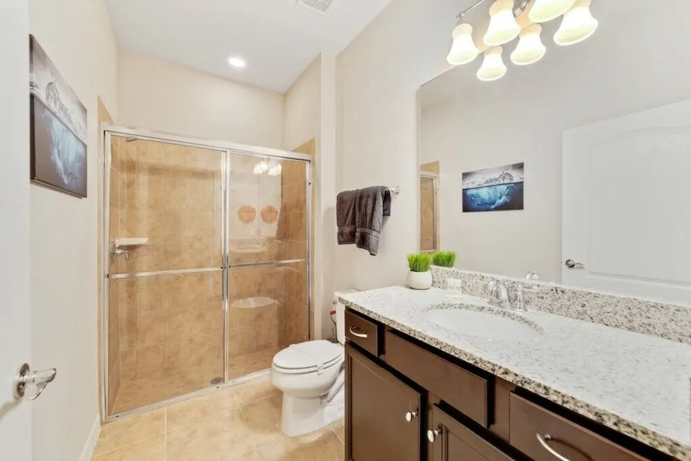 Windsor At Westside Luxury Pool 5 Bedroom Home by Redawning