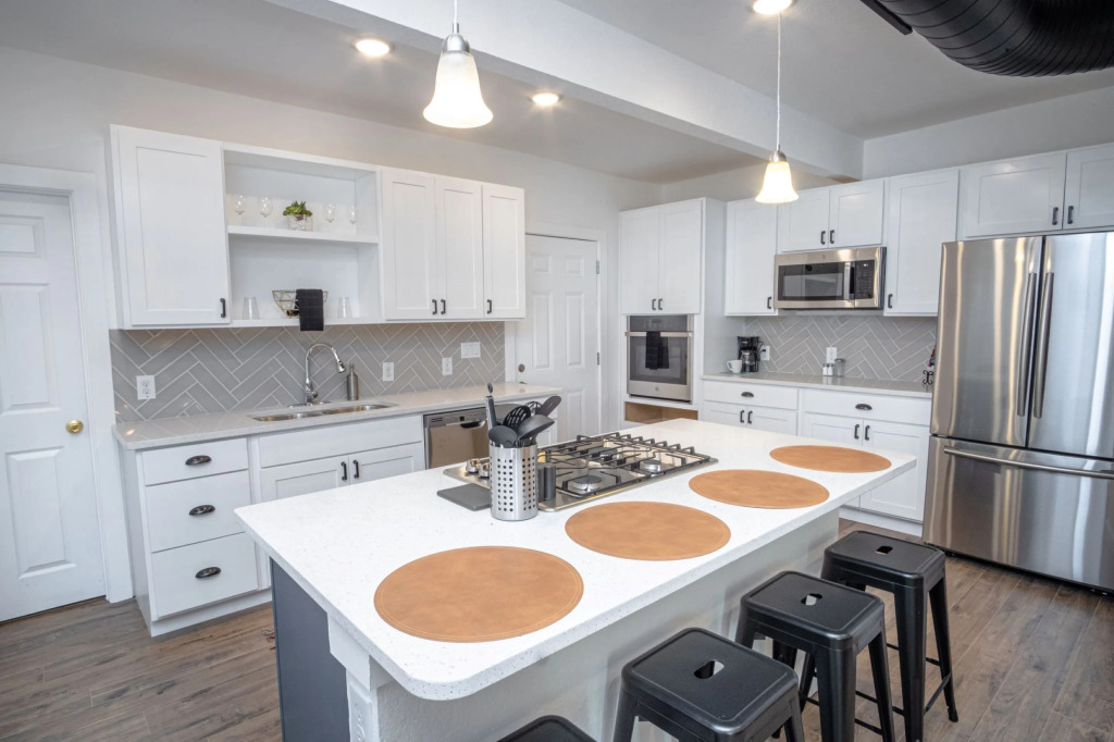 5BR/4BA House Sleeps 20 Downtown