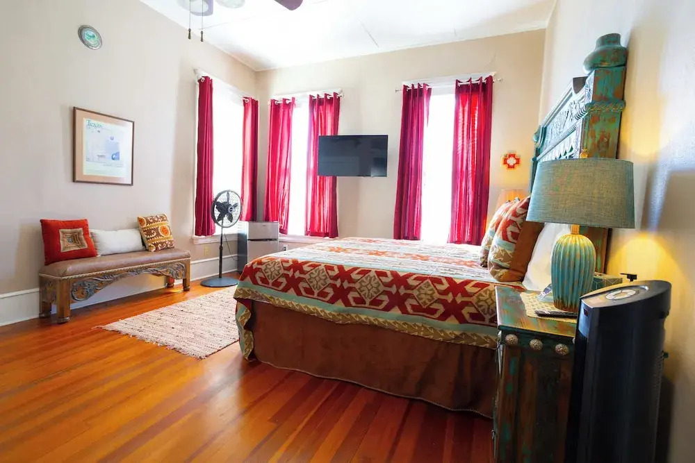1906 Haus Stay for 13 With Pool-hot Tub