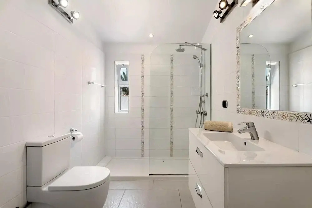 Exceptional 3 Bed Villa Malpas sleeps 6 h pool