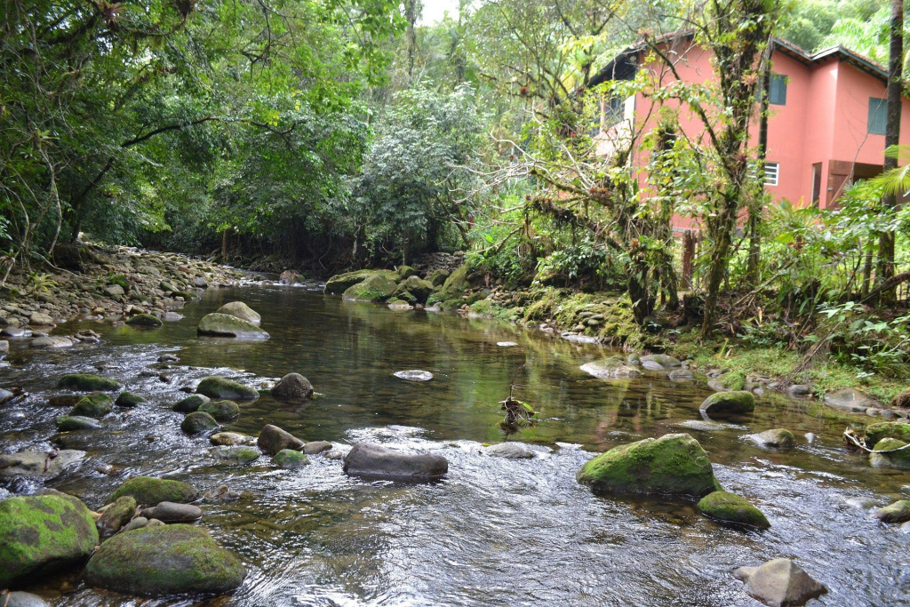 Sobrado novo com varanda e deck com churrasqueira, na beira do rio das Pedras, 2 salas, 3 suites 2 quartos, 4 banheiros, cozinha completa ,lavanderia e estacionamento para 4 carros