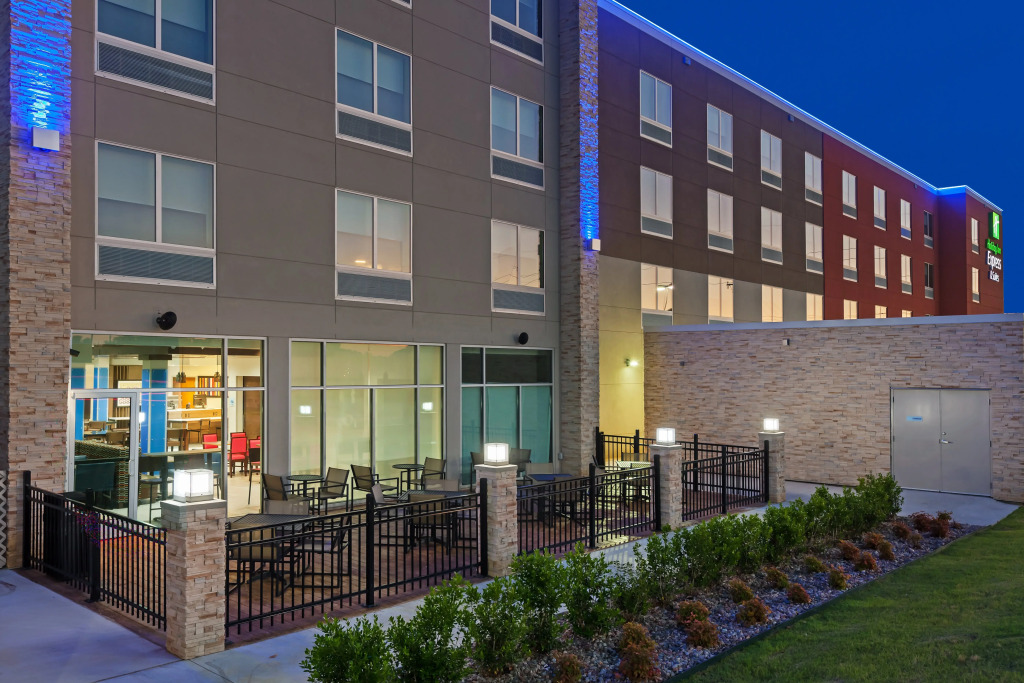Holiday Inn Express & Suites Tulsa South - Woodland Hills by IHG