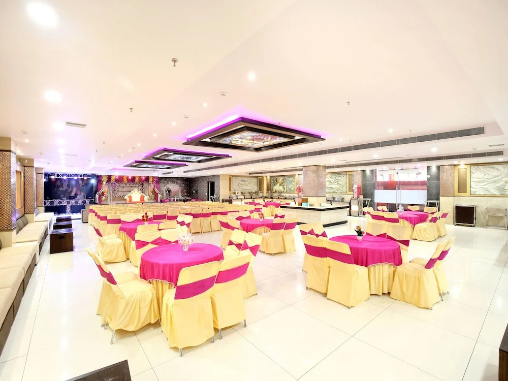 OYO 16827 Hotel Grand M Lajjo