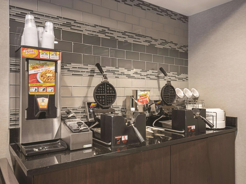 La Quinta by Wyndham Hartford Bradley Airport
