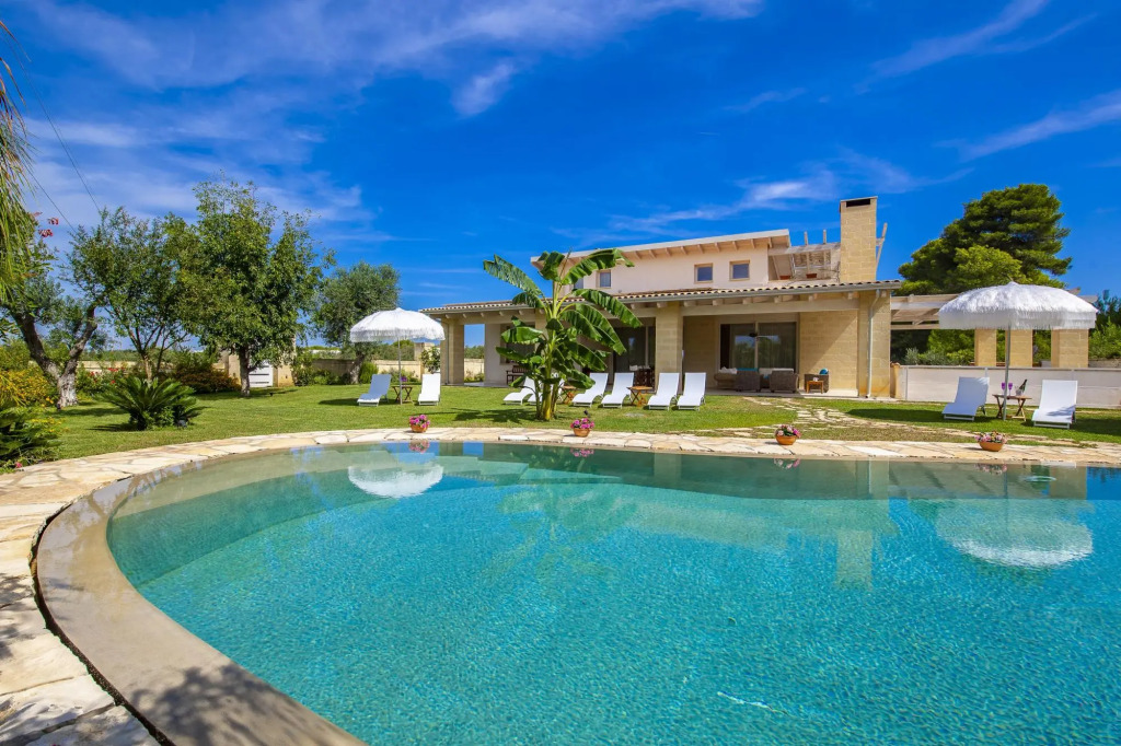 Flat in Villa Reginella with large garden and shared pool just a few minutes from the center of Lecc-Reginella Suite