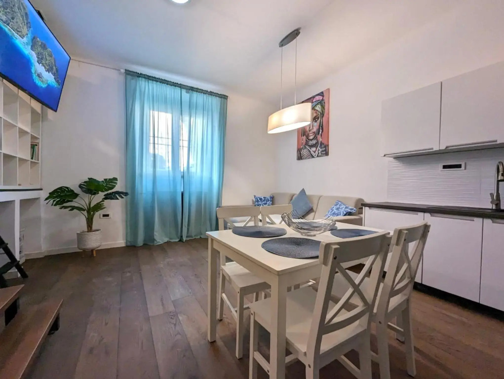 Fantabulous Downtown Abode w King Bed, 65" TV, Washer and Tumble Dryer