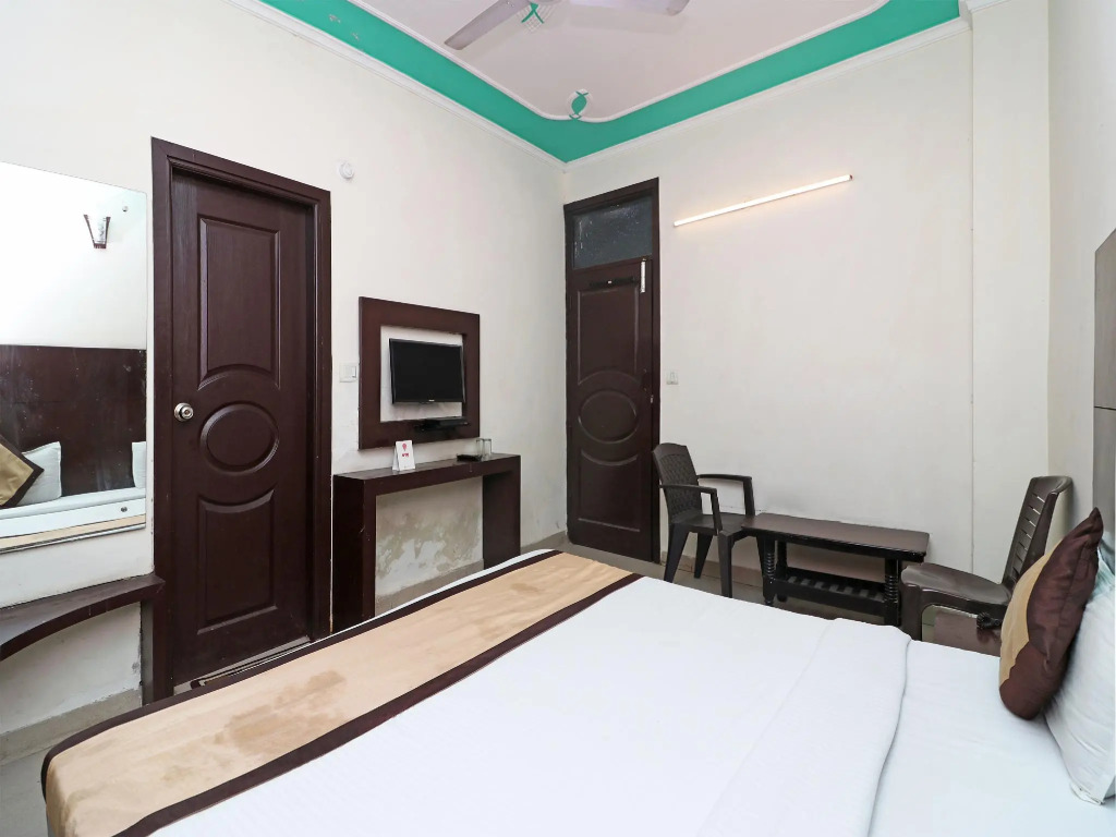 OYO 9726 Hotel Aura Palace Deluxe