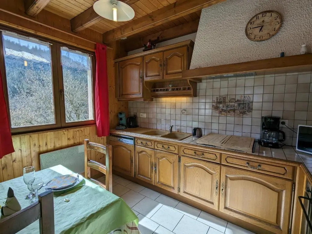 Chalet spacieux à Rochesson, près de Gérardmer, avec garage, cheminée, WIFI et équipements complets - FR-1-589-167