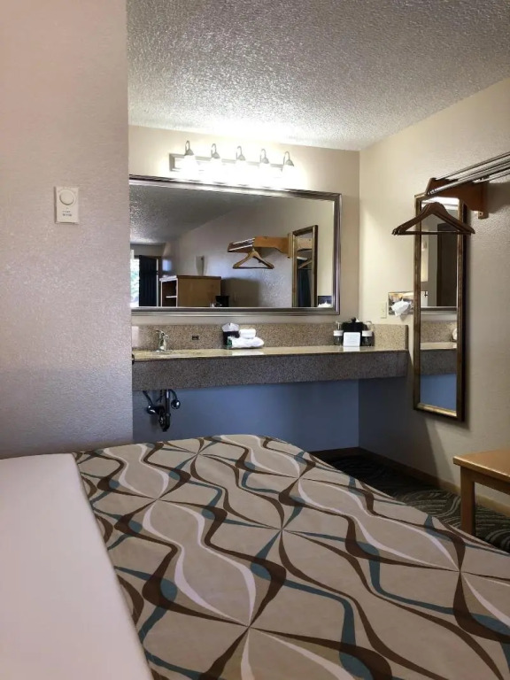 Super 8 by Wyndham Florence OR