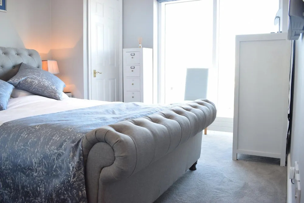 Newly Refurbished Thameside Apartment