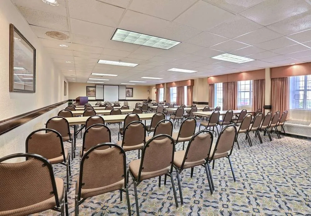 Plano Inn & Suites