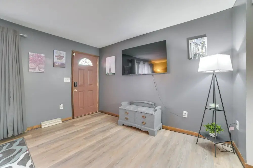 Houghton Lake Vacation Rental - Walk to the Water!