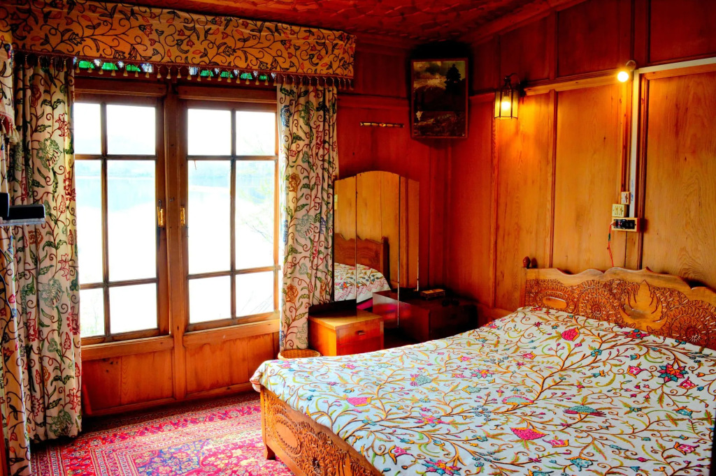 Golden Flower Heritage Houseboat