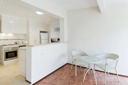 Cara Nobbys Beach 11 Wesley Avenue