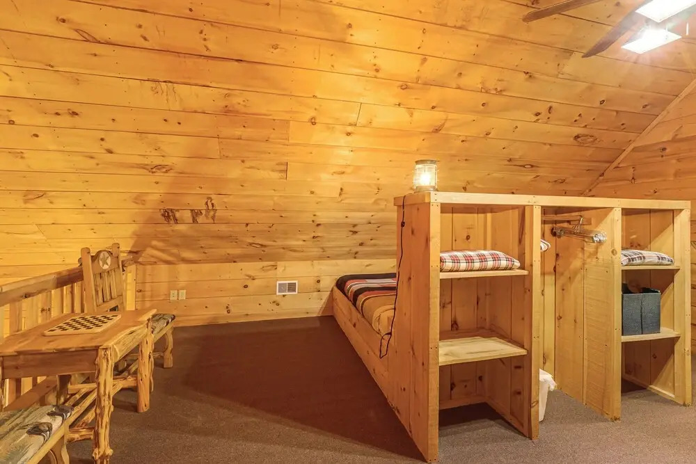 Fire Pit & Porch: Warm & Woodsy Rothbury Escape!